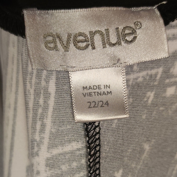 Avenue Black and White Geometric Dress with Pink Accent 22 24 - Picture 4 of 5